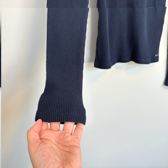 Hollister Women's Size Medium Thermal Long Sleeve Scallop Neck Layering Piece - Picture 3 of 9